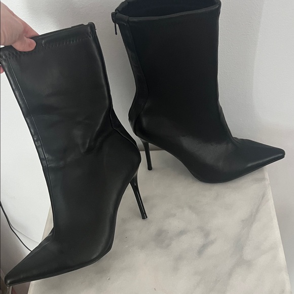 Elegant Black Stiletto Boots - Picture 6 of 6